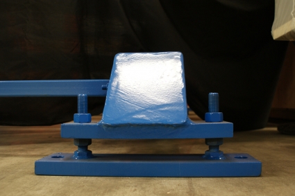 Levelling foot for swing-arm racks